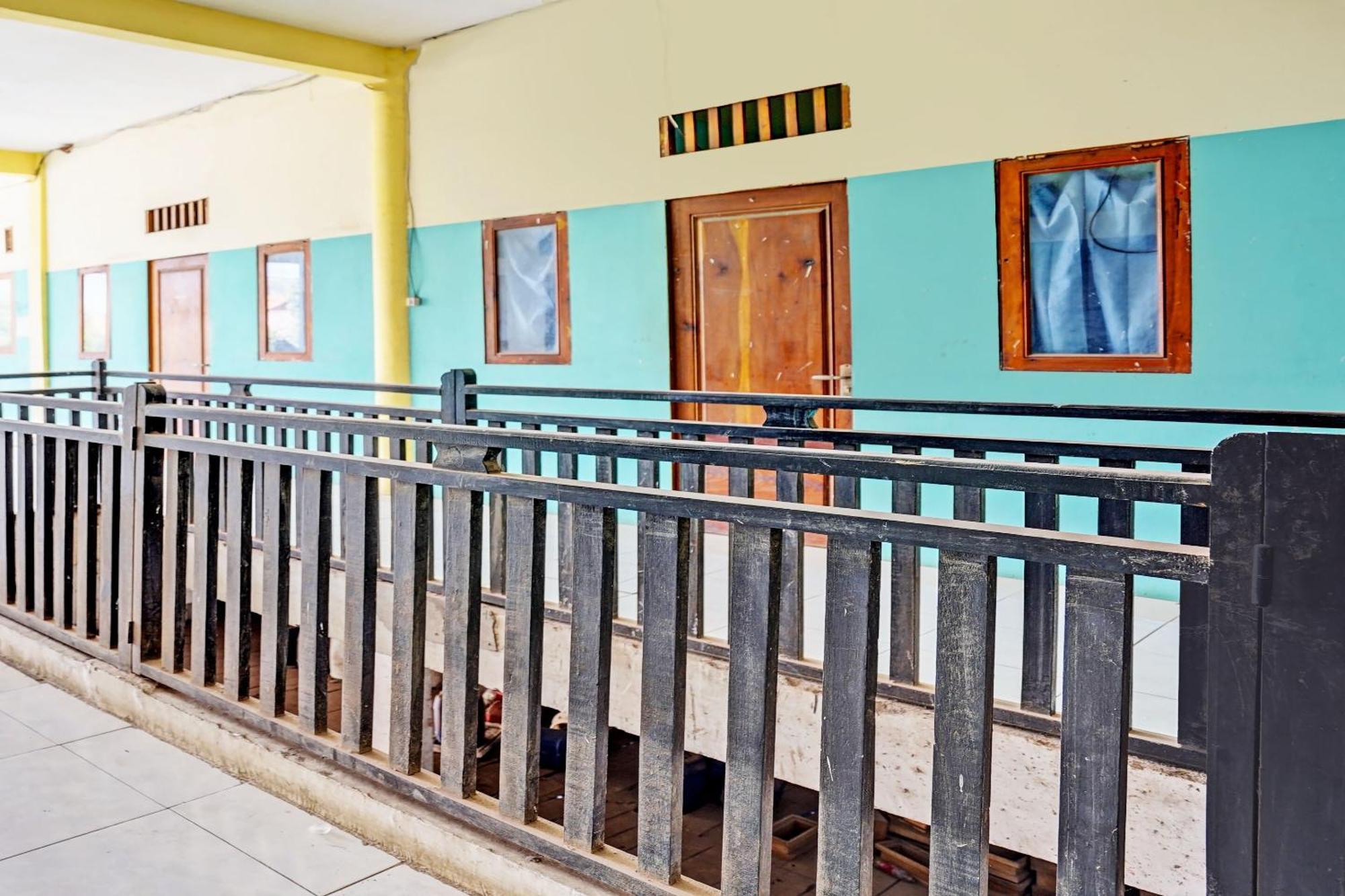 Oyo Life 93037 Nova Jaya Homestay Syariah Lamongan Ngoại thất bức ảnh