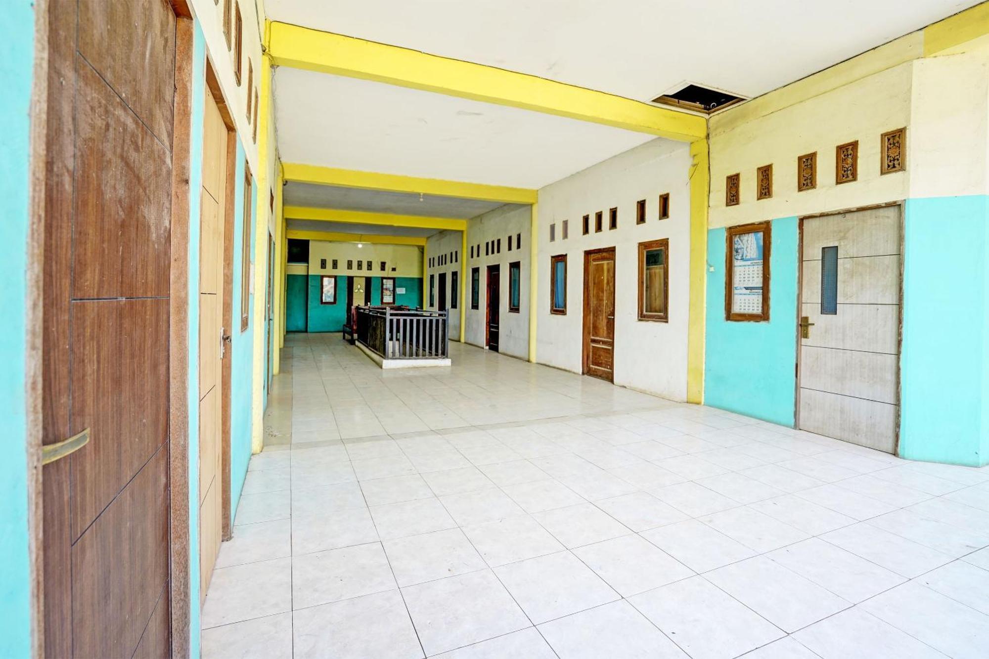 Oyo Life 93037 Nova Jaya Homestay Syariah Lamongan Ngoại thất bức ảnh
