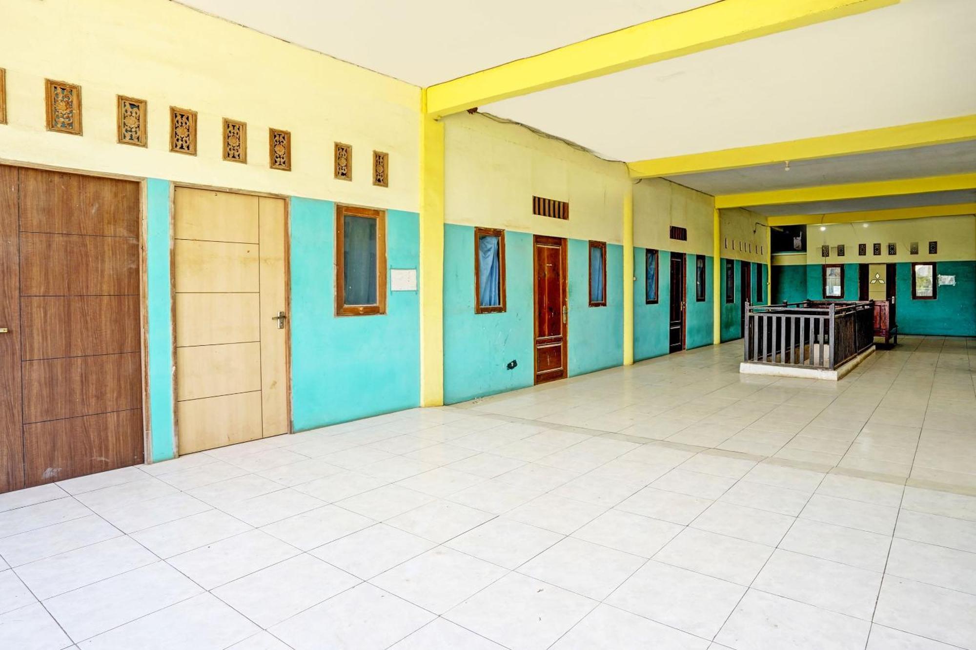 Oyo Life 93037 Nova Jaya Homestay Syariah Lamongan Ngoại thất bức ảnh