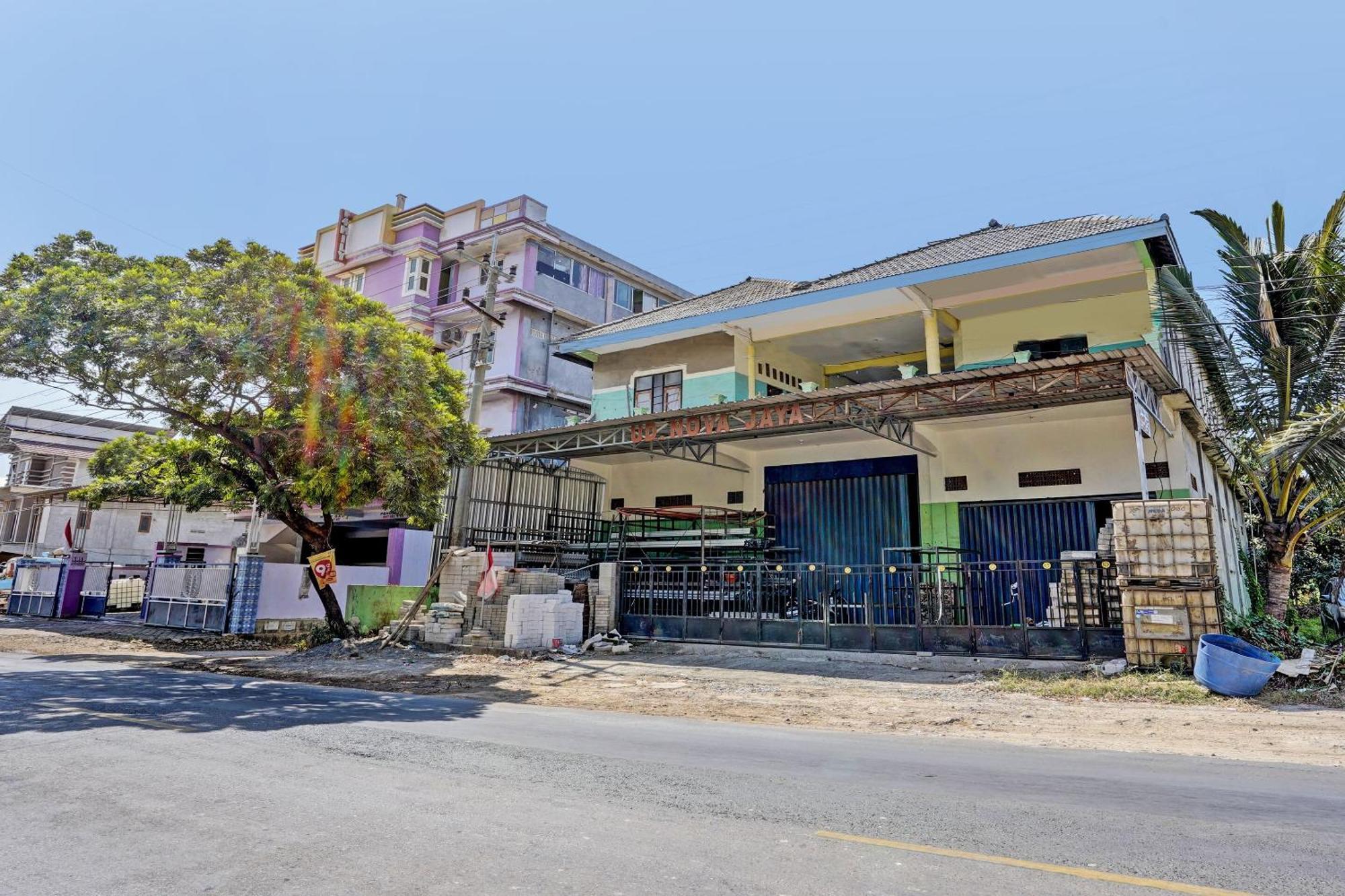 Oyo Life 93037 Nova Jaya Homestay Syariah Lamongan Ngoại thất bức ảnh